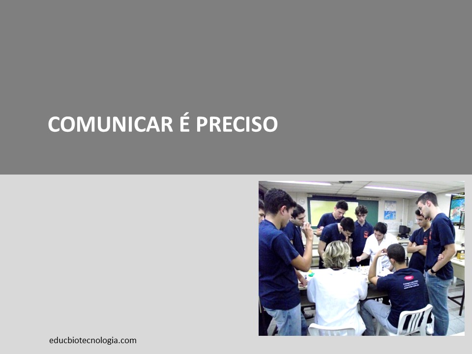 Apresentação de uma galeria de imagens. Na foto, alunos da terceira série do Curso Técnico mostram um sistema simples de eletroforese aos representantes brasileiros na IBO. 
